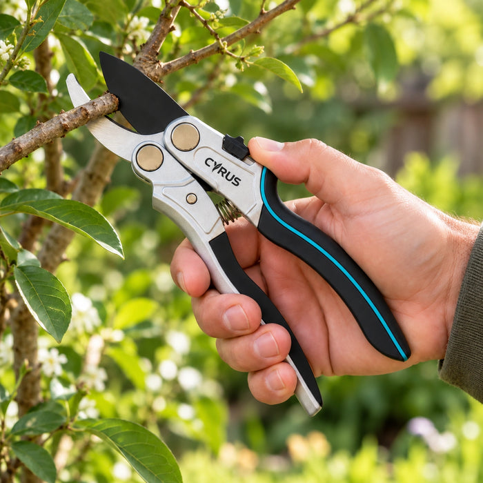 Tijera de poda Bypass Premium Cyrus — producto en uso