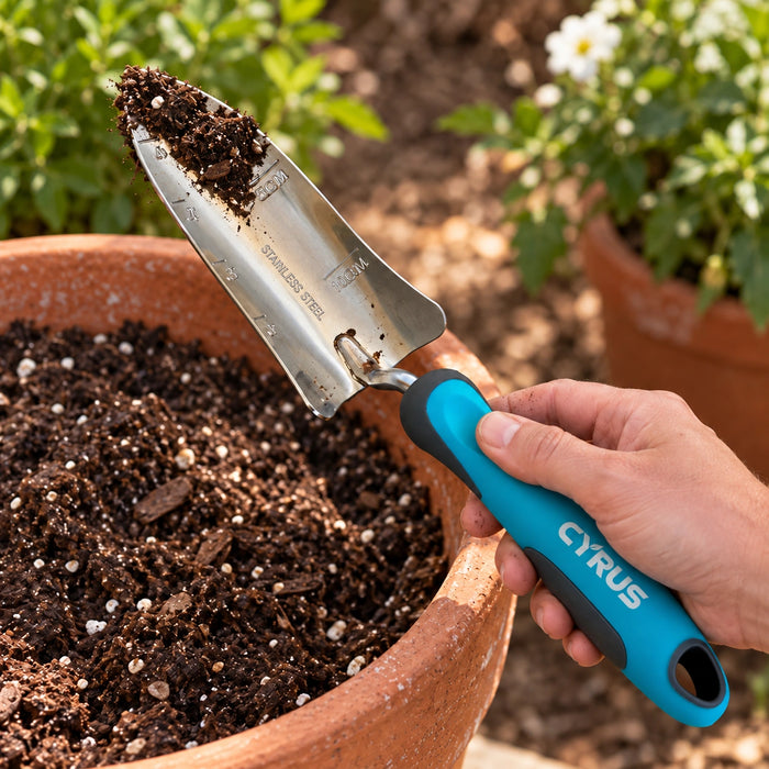 Pala de mano Angosta Inox - Cyrus Company, en uso para cavar en jardín.