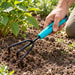 Tridente plantador Carbón - Cyrus Company, en uso para airear suelos.
