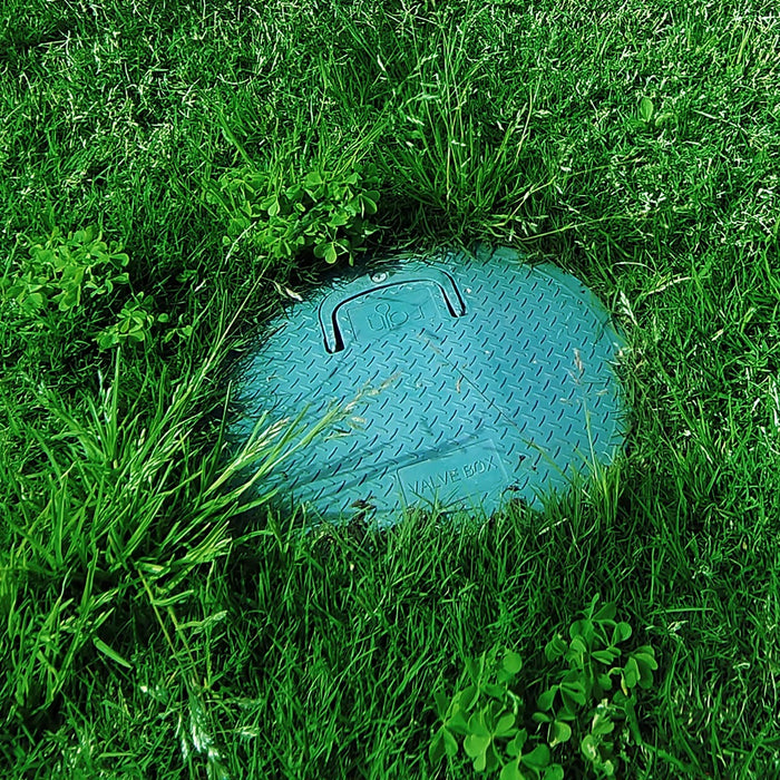 Caja guarda válvulas circular Rain EZ-Open 25 instalada en el jardín