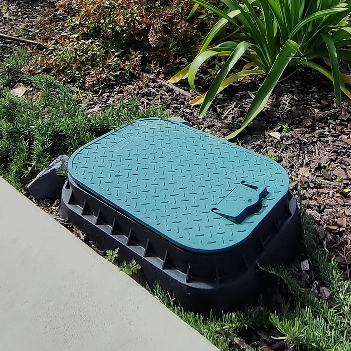 Caja guarda válvulas Rain EZ-Open PZRM 113 instalada en el jardín
